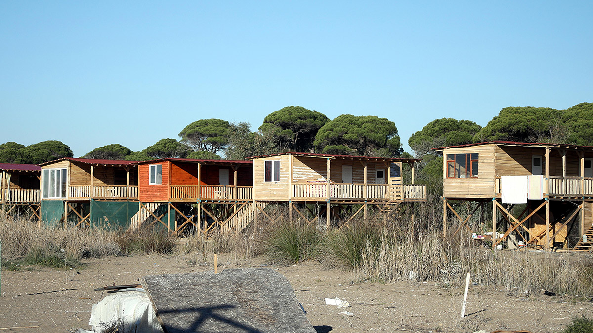 Kumköy sahilindeki çardak işgali sürüyor