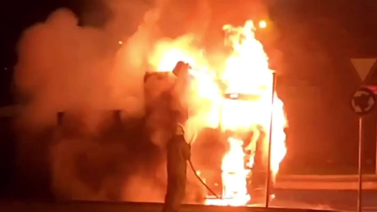 Kundaklandığı iddia edilen kamyon alev alev yandı