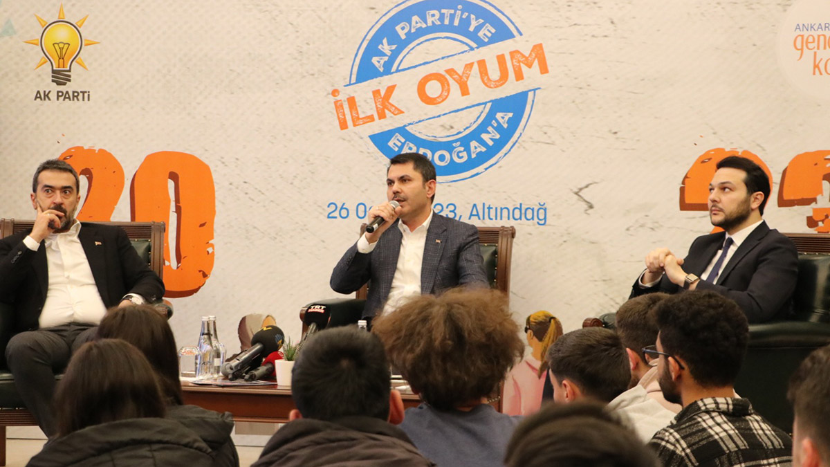 Kurum, Altın Mekan Kütüphanesi'nde gençlerle buluştu