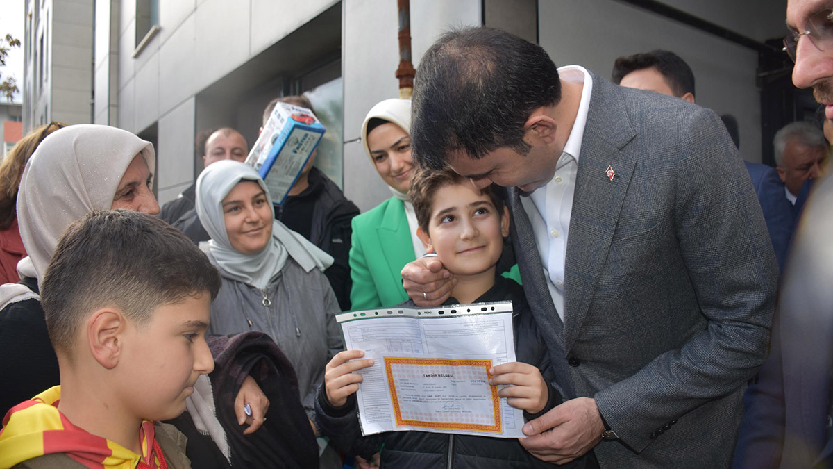 Kurum'dan depremzede çocuklara karne hediyesi
