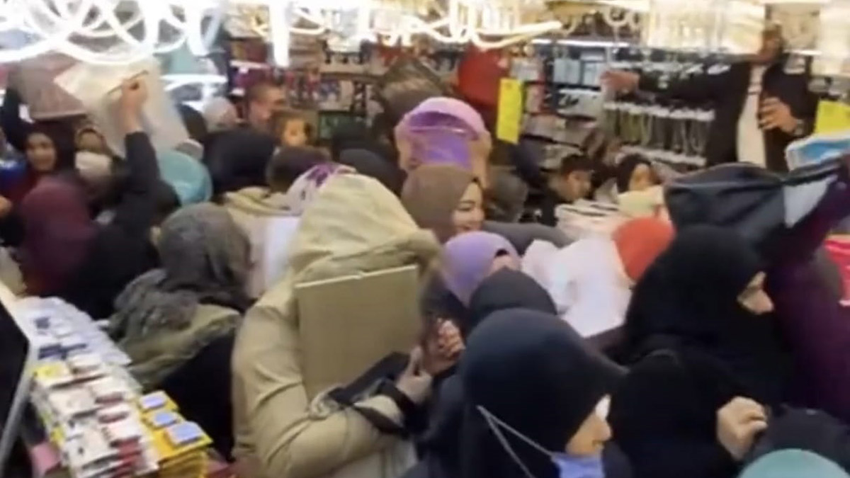 Mağaza açılışına özel indirimde izdiham