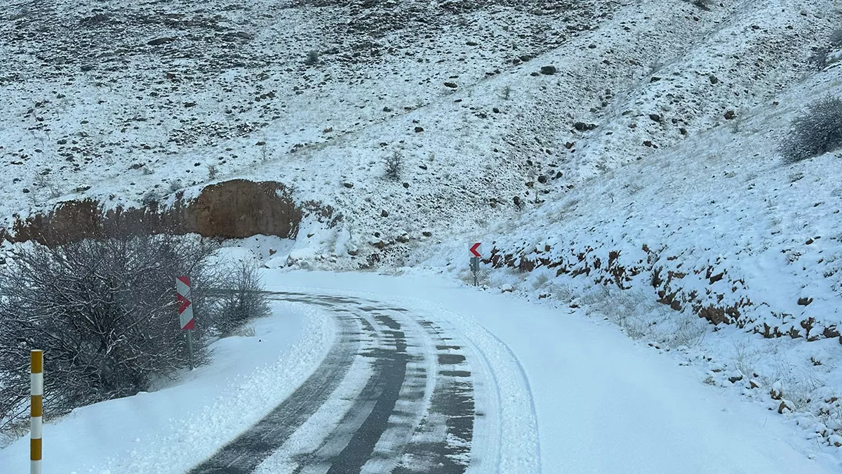 Malatya'da kar yağışı nedeniyle 14 yol kapandı