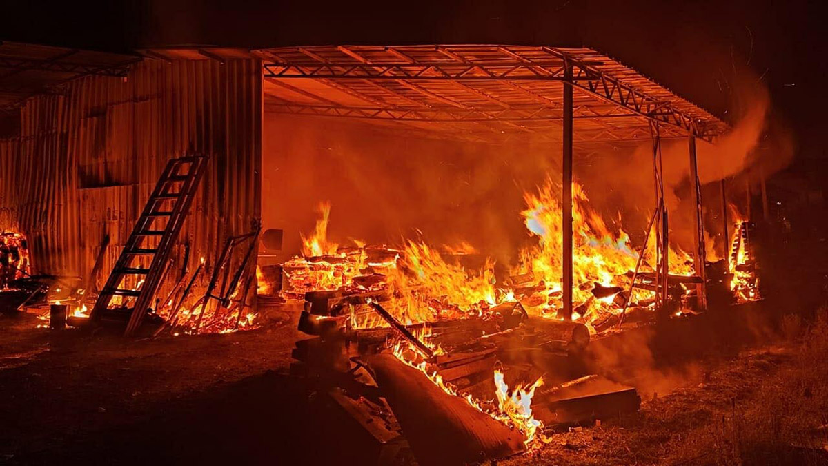 Marangoz atölyesi yangında küle döndü