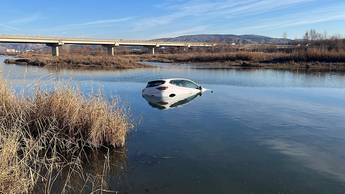 Nehirde bulunan otomobilde şaşırtan detay