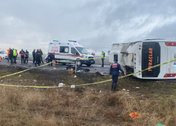 Niğde'de 2 tur midibüsü devrildi: 1 ölü, 47 yaralı