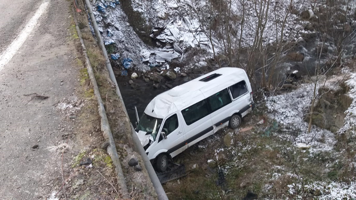 Öğrenci servisi şarampole yuvarlandı: 4 yaralı