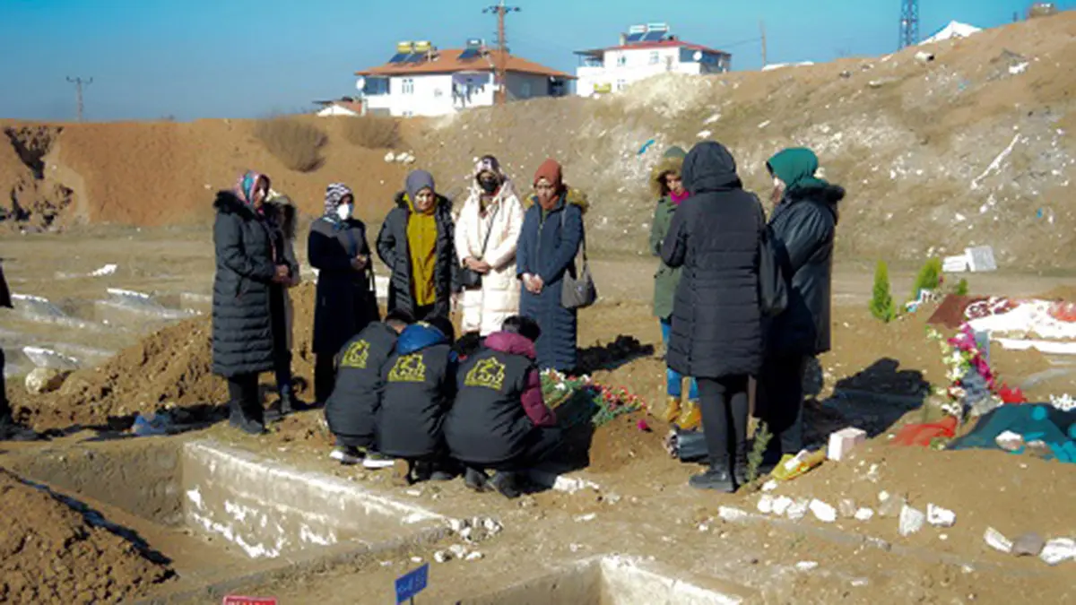 Ogrenciler engelli zuhalin mezarini ziyaret ettie - haberler - haberton