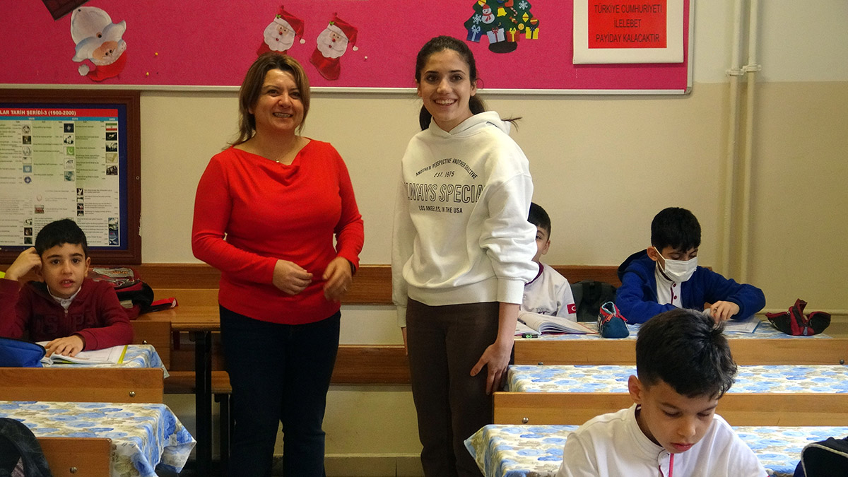 Öğretmeni ile aynı okulda meslektaş oldu