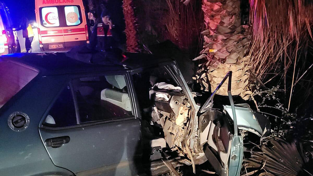 Otomobil ağaca çarptı: 1 ölü, 1 yaralı