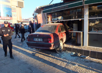 Otomobil kafeye daldı: 5 yaralı