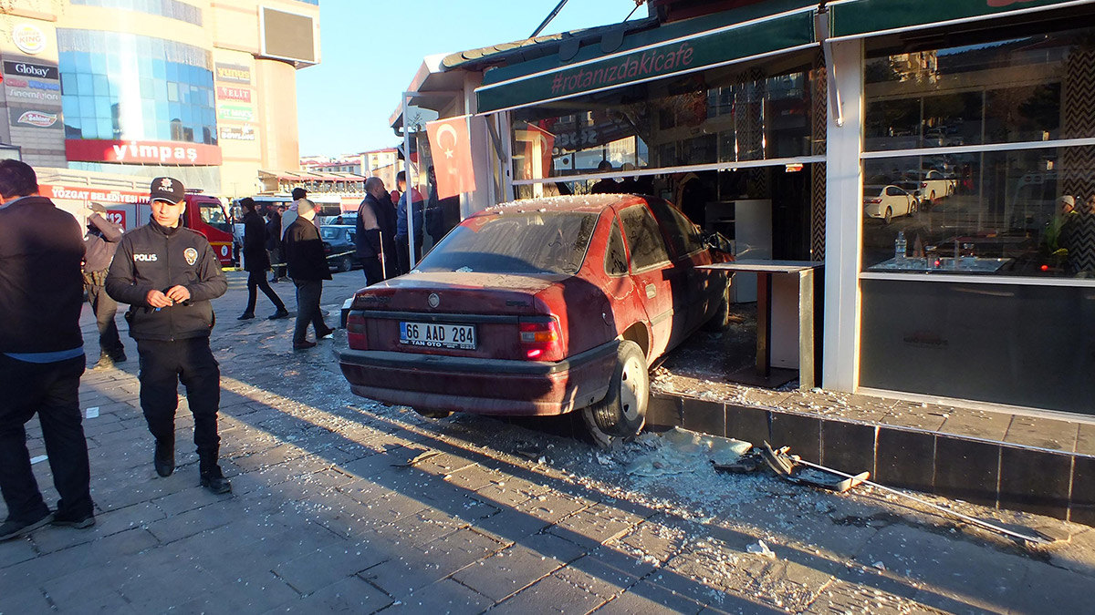 Otomobil kafeye daldı: 5 yaralı