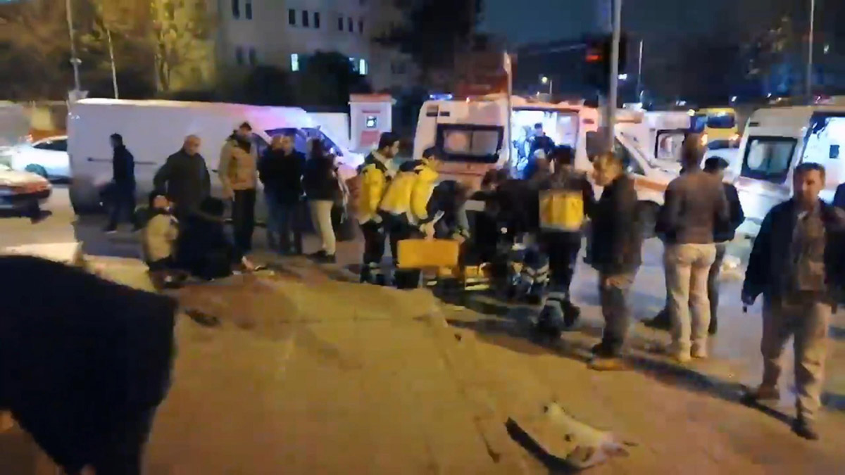 Otomobil, otobüs bekleyenlere çarptı: 6 yaralı