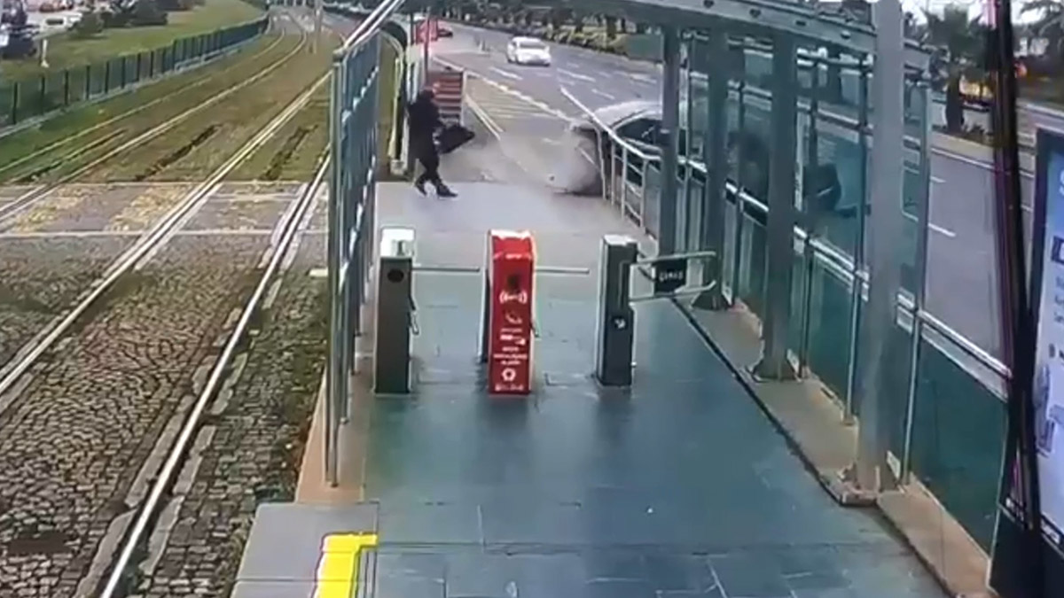 Otomobil tramvay durağına çarptı