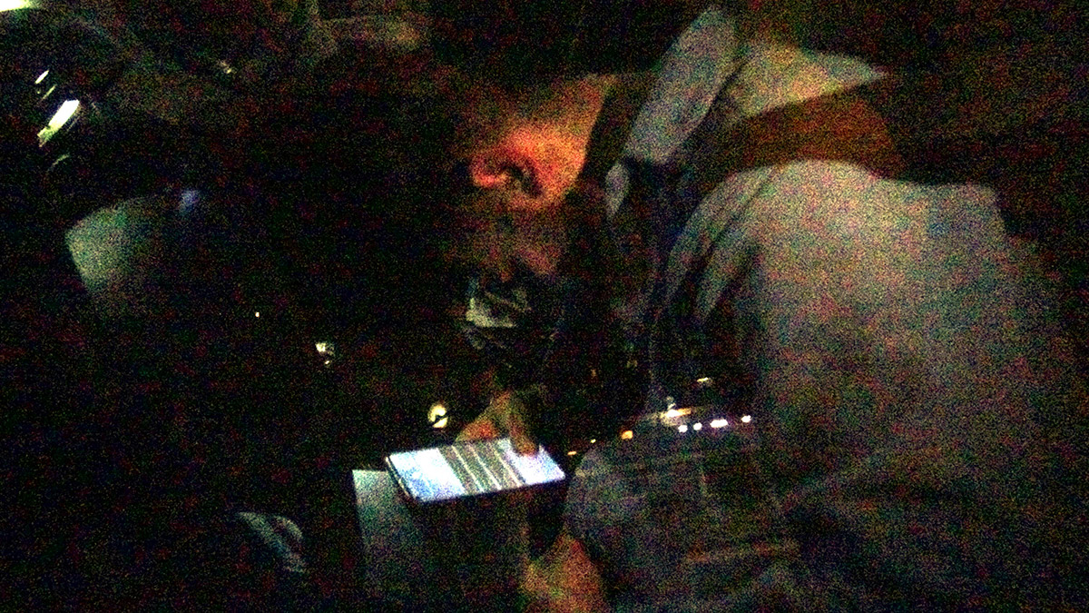 Otomobilinde uyuyakalan sürücü güçlükle uyandırıldı