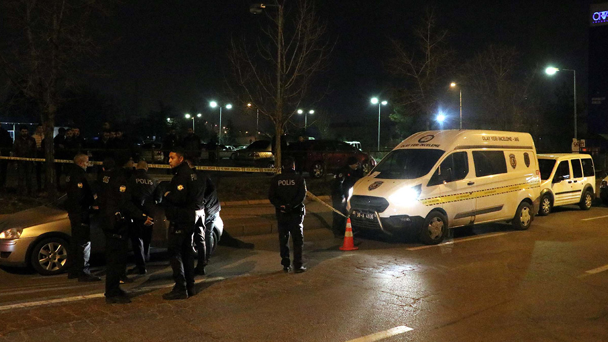 Park halindeki otomobilde ölü bulundu