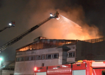 Pendik’te cam fabrikasında yangın çıktı