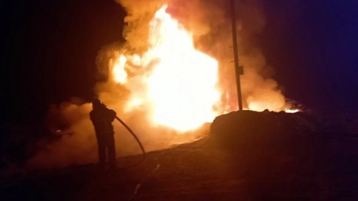 Petrol kuyusu çevresinde çıkan yangın söndürüldü