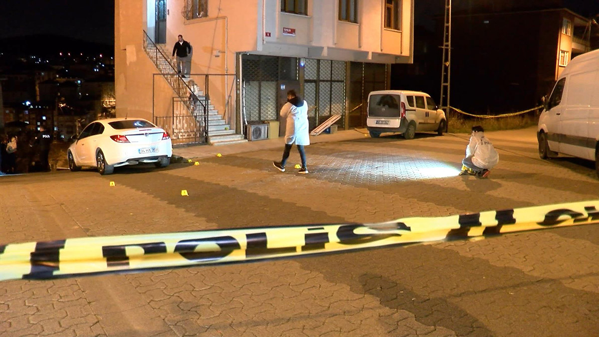 Pusu kurdukları otomobile kurşun yağdırdılar