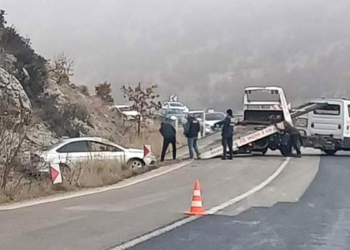 Refüje çarpan otomobil, yol kenarına savruldu