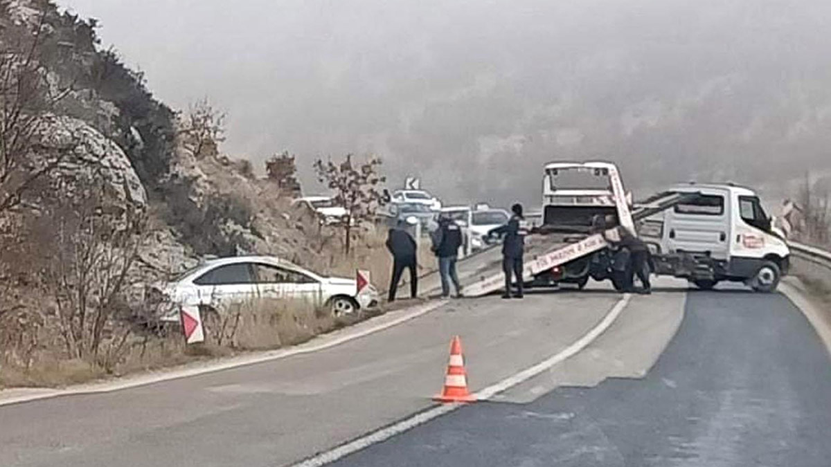 Refüje çarpan otomobil, yol kenarına savruldu