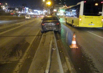 Refüje çıkan otomobil yön direğine çarptı