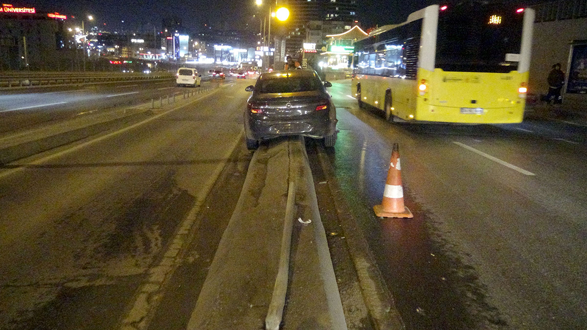 Refüje çıkan otomobil yön direğine çarptı