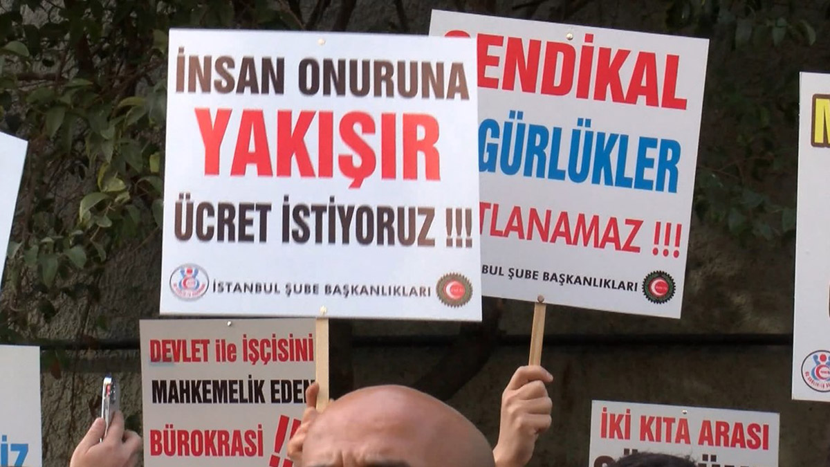 Sağlıkçılar maaşlara zam talebiyle eylem yaptı