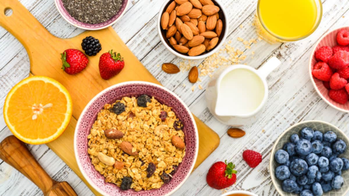 İyi bir kahvaltı, yumurta, yağsız / az yağlı peynir, zeytin, tam tahıllı kahvaltılık yulaf veya tam tahıllı ekmek çeşitleri, fındık, fıstık, ceviz ve badem gibi kuruyemişler, mevsimine uygun taze sebzeler kahvaltı sofralarınızda yer almalıdır.