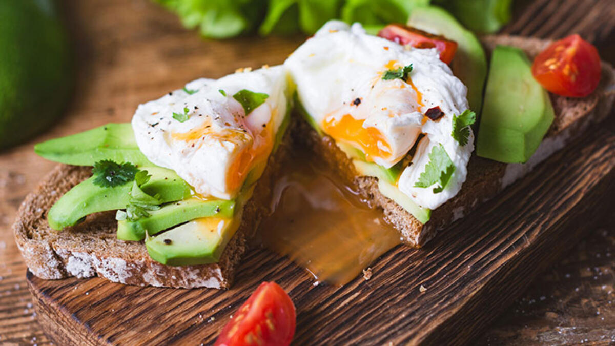 İyi bir kahvaltı, yumurta, yağsız / az yağlı peynir, zeytin, tam tahıllı kahvaltılık yulaf veya tam tahıllı ekmek çeşitleri, fındık, fıstık, ceviz ve badem gibi kuruyemişler, mevsimine uygun taze sebzeler kahvaltı sofralarınızda yer almalıdır.