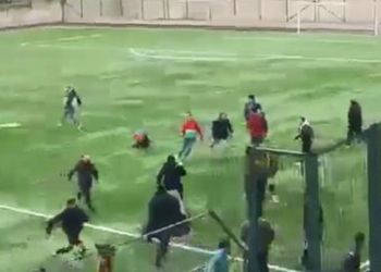 Sahaya inan taraftarlar futbolculara saldırdı