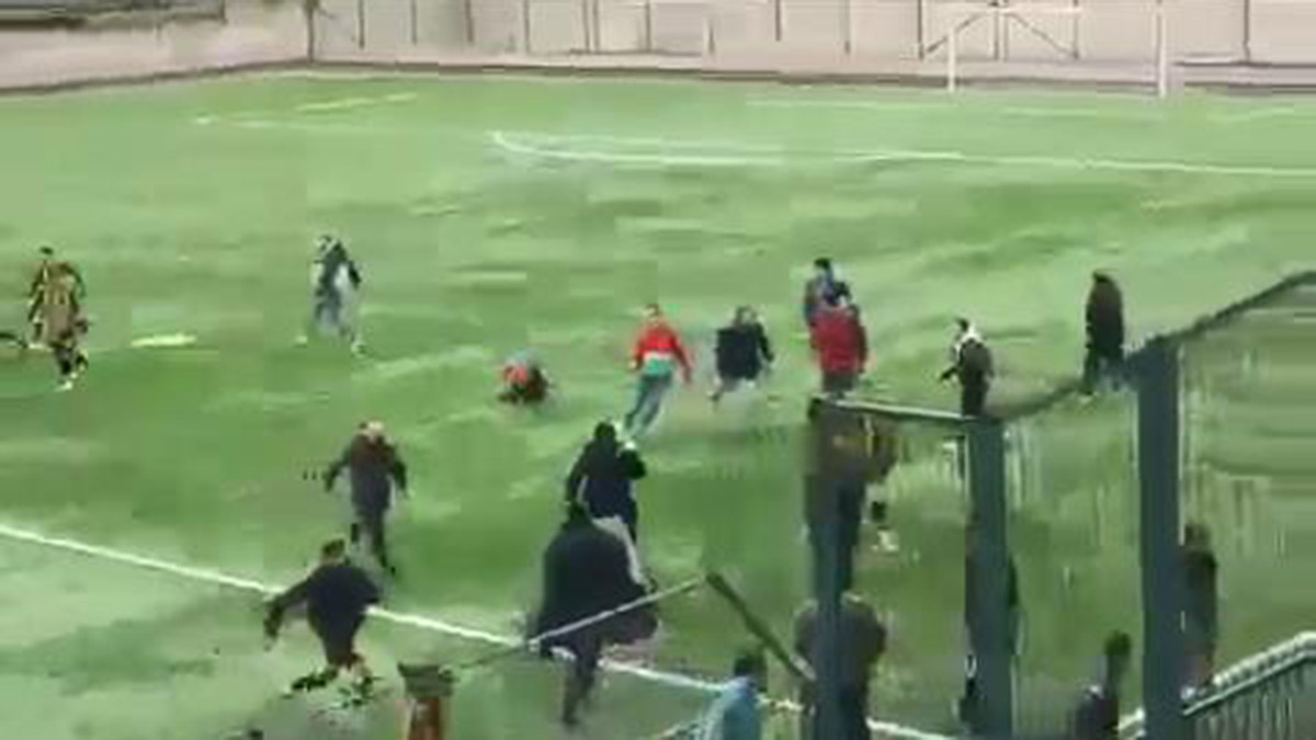 Sahaya inan taraftarlar futbolculara saldırdı