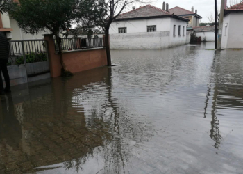 Salihli'de sağanakta evleri su bastı