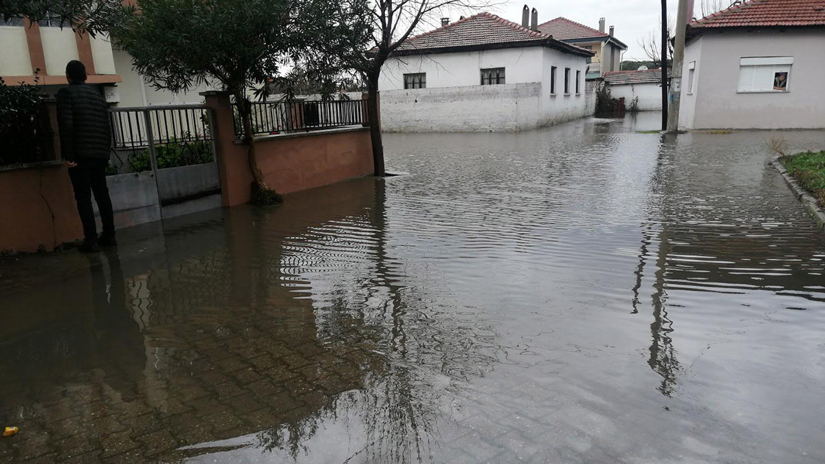 Salihli'de sağanakta evleri su bastı