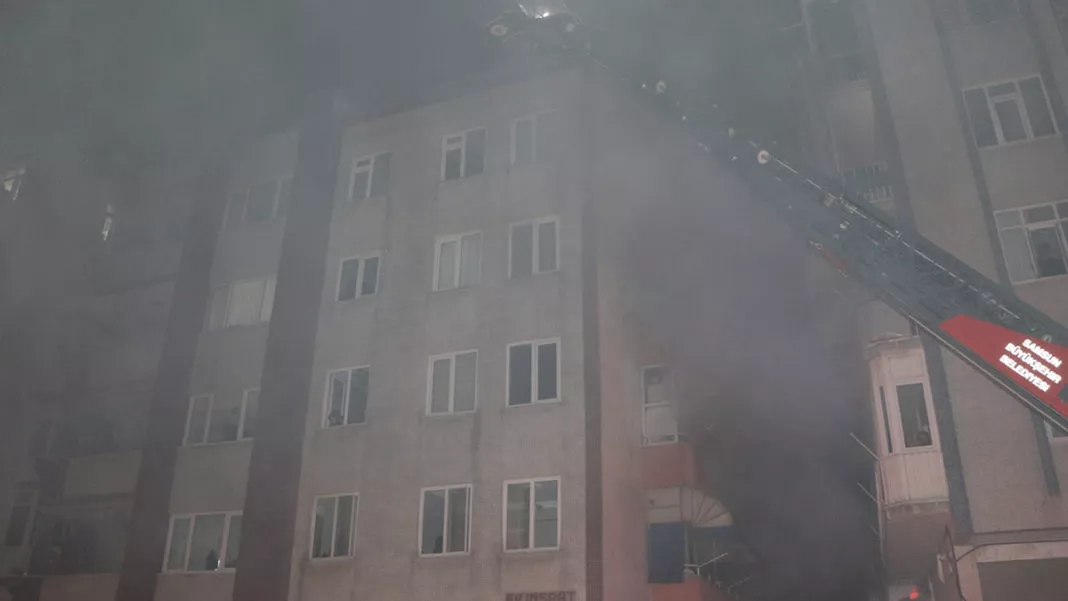 Samsun'da bina yangını; 6 kişi dumandan etkilendi