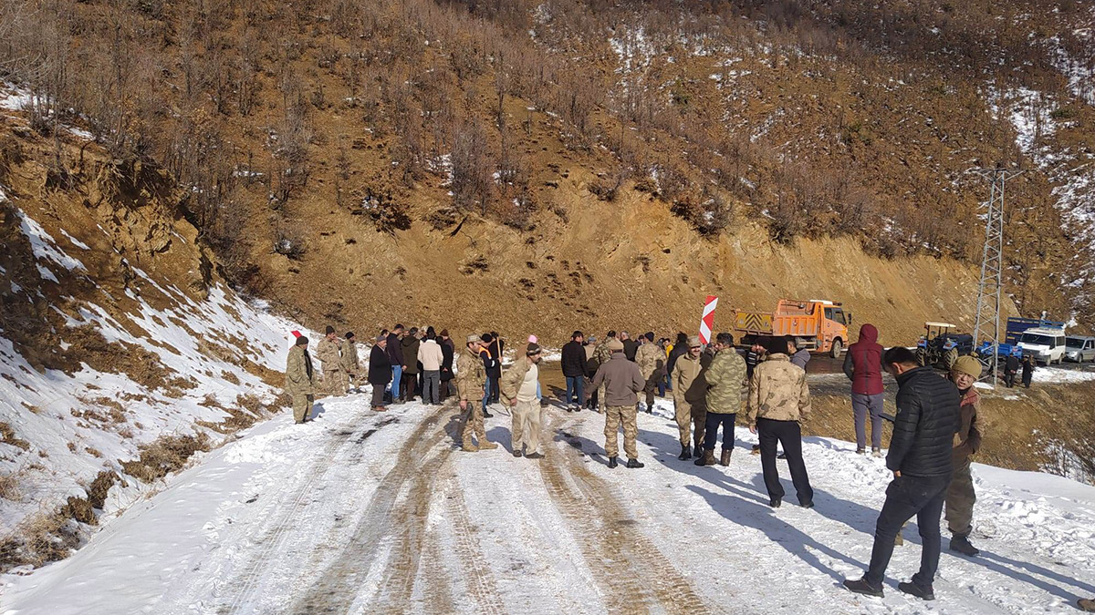 Şarampole devrilen minibüsteki 4 kişi yaralandı