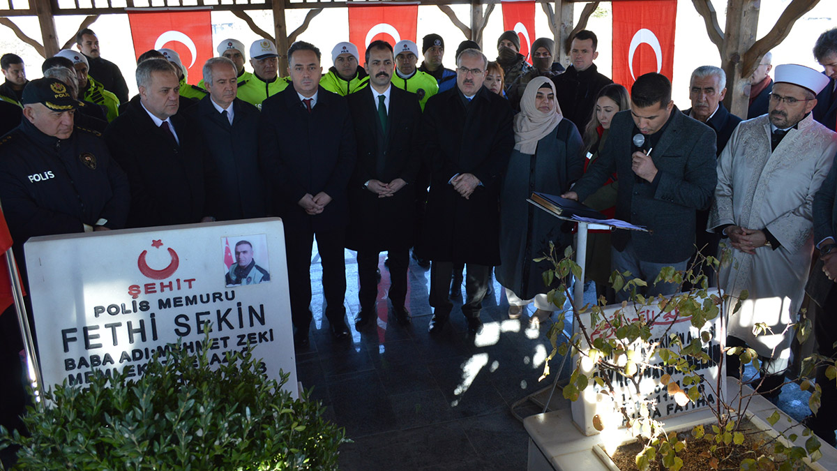 Şehit polis Fethi Sekin, mezarı başında anıldı