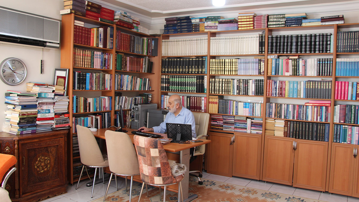 Sigara parasıyla kitap aldı; evi kütüphaneye dönüştü