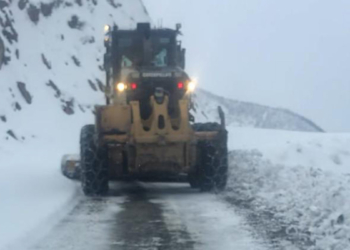 Siirt Şirvan'da kardan kapanan yollar açıldı