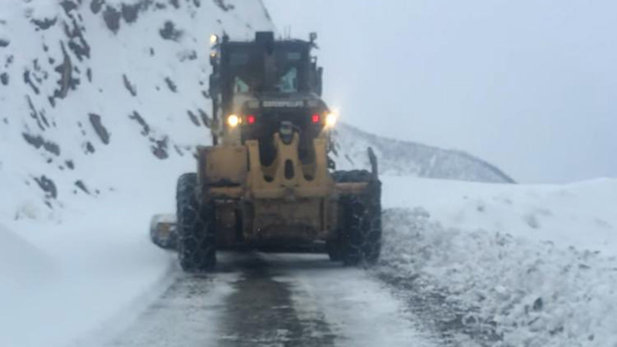Siirt Şirvan'da kardan kapanan yollar açıldı