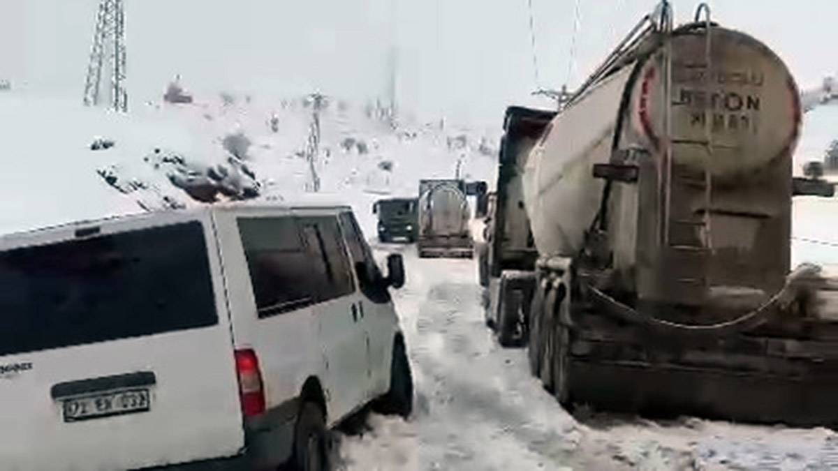 Şirvan'da kar yağışı; araçlar yolda kaldı