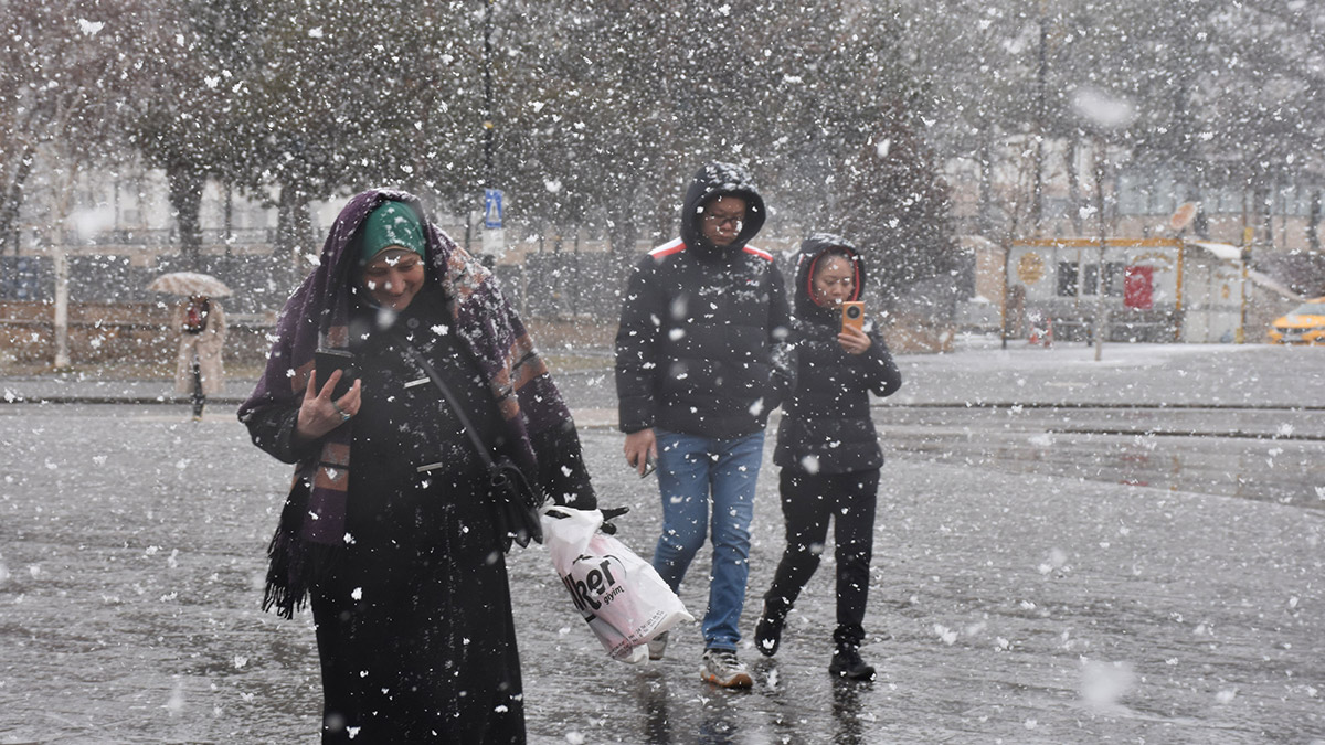 Sivas kar yağışıyla beyaza büründü