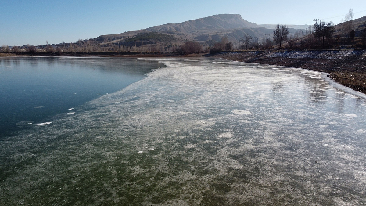 Sivas'ta eksi 8'de göletin yüzeyi dondu