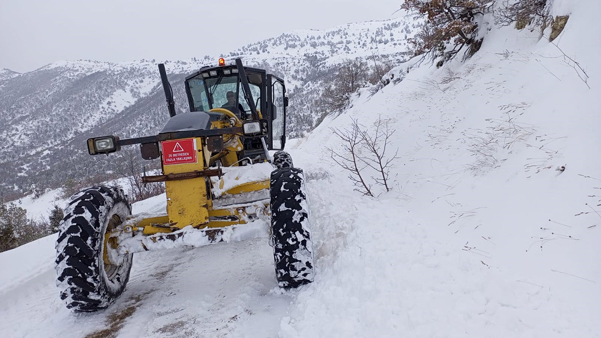 Sivas'ta kar yağışı; 52 yol ulaşıma kapandı