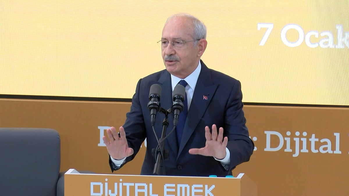 Siyasetçinin aykırı düşünceden korkmaması gerekir