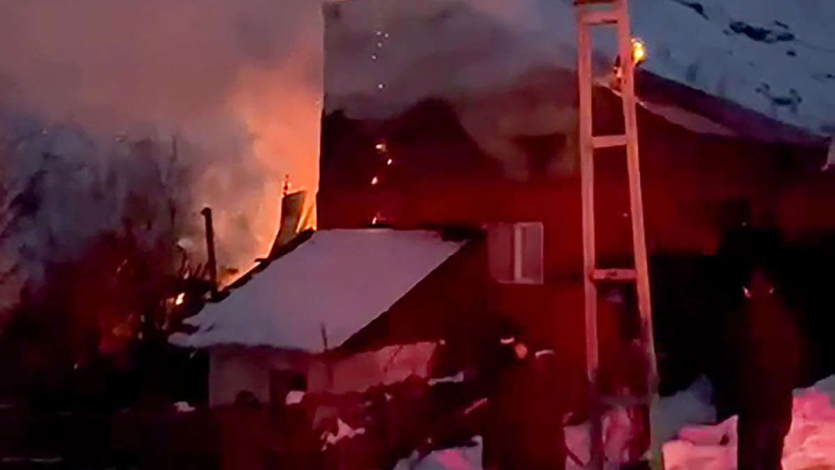 Soba bacasından çıkan yangın, evi kül etti