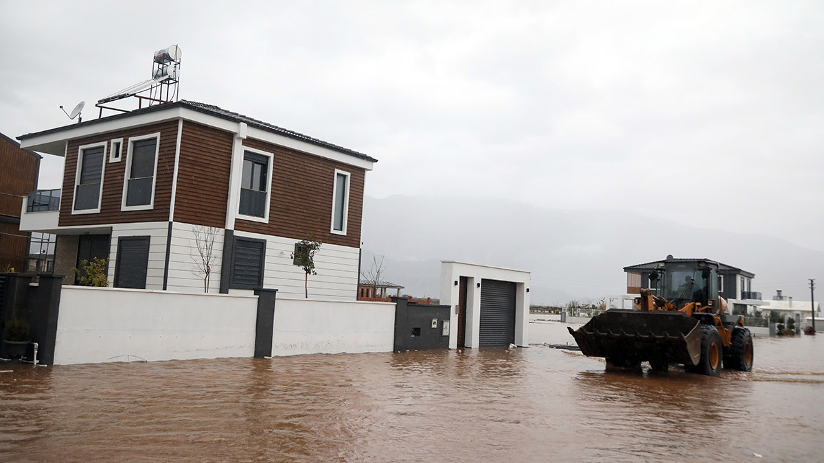 Su basan evlere iş makinesiyle ekmek servisi