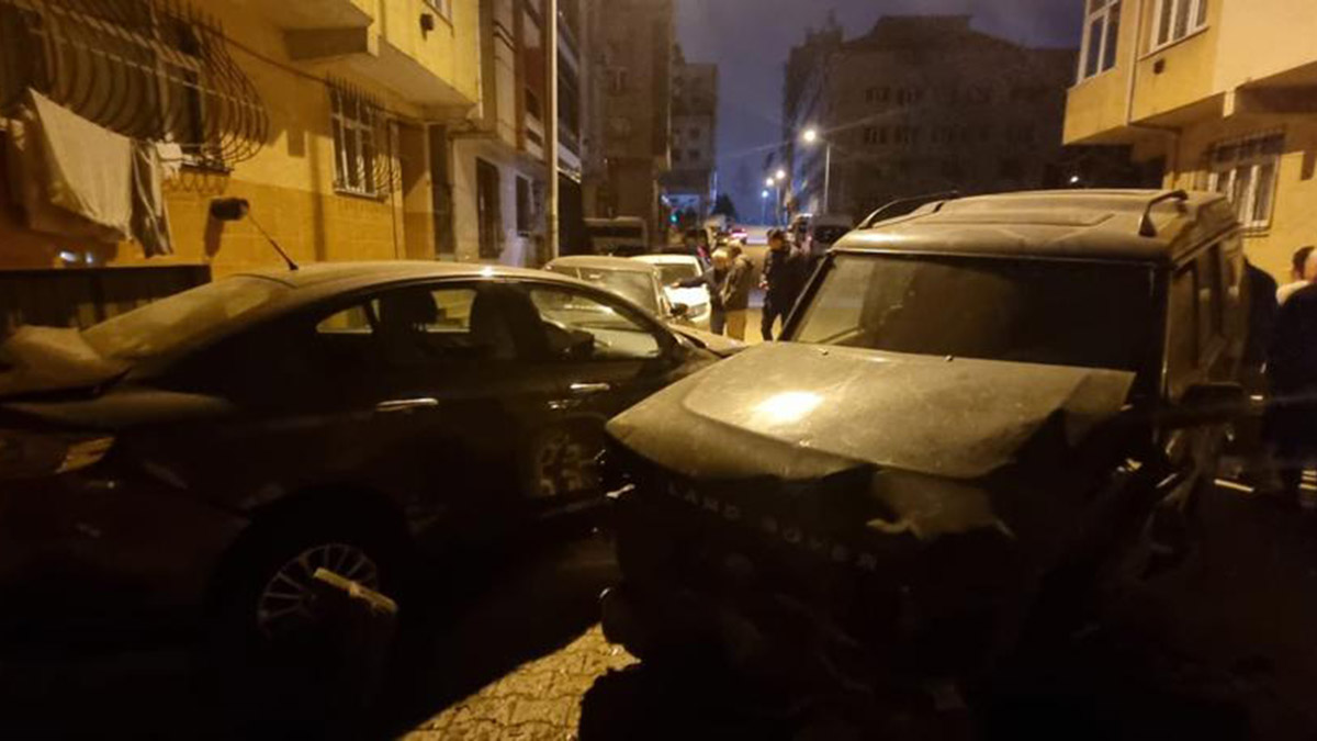 Sultangazi’de 3 sokakta 13 araca çarptı