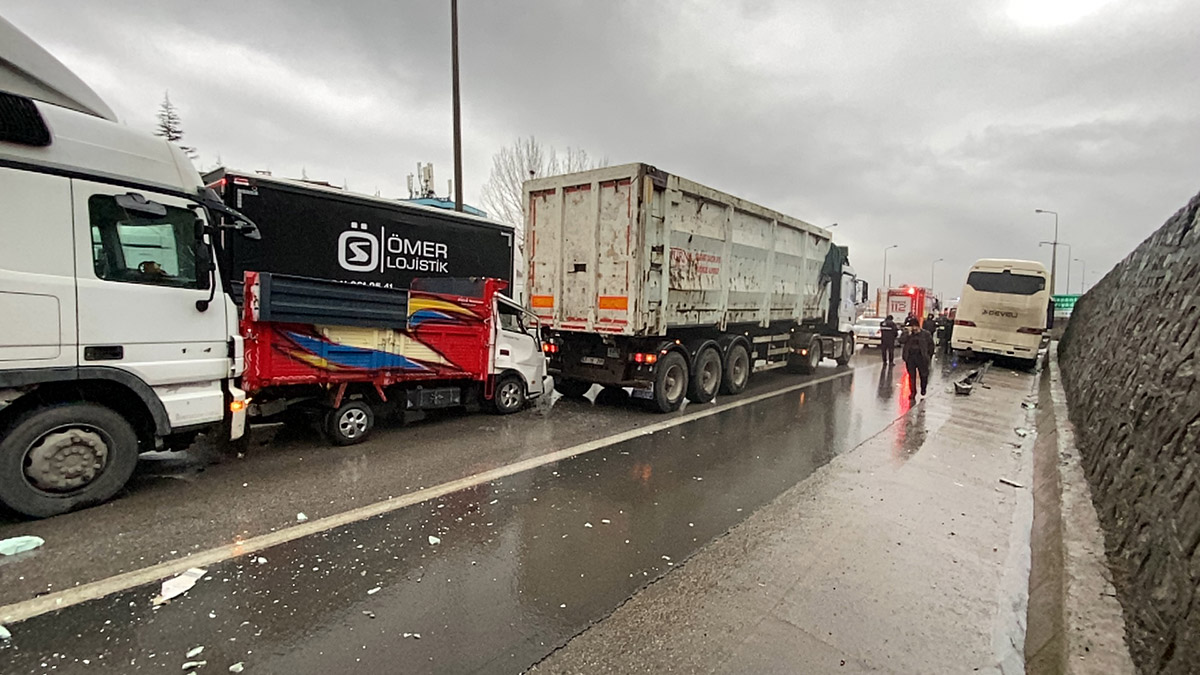 TEM Otoyolu'nda 4 araçlı zincirleme kaza: 4 yaralı