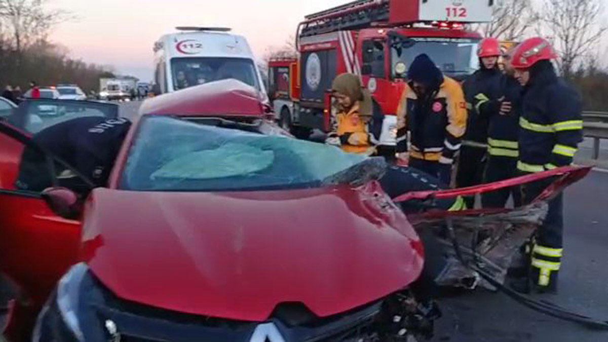 TEM'de TIR 5 otomobile çarptı: 1 ölü, 1 yaralı