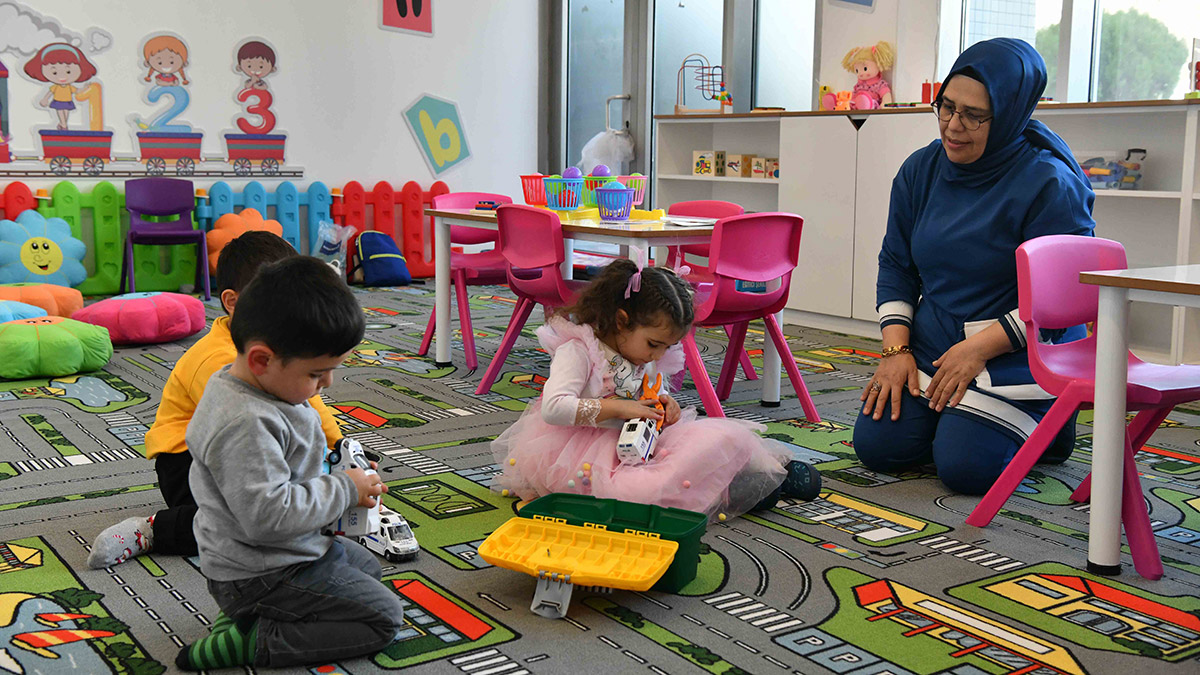 Ankara Büyükşehir Belediyesinin Sincan ve Anıttepe’de hizmete açtığı ‘Özel Gereksinimli Çocuklar Mola Evi’ hem dezavantajlı çocukları sosyal hayata bağlıyor hem de çocukların ailelerine işlerini yapabilmeleri için zaman yaratıyor.